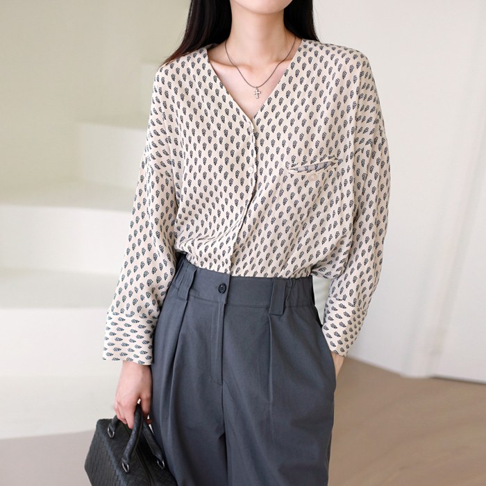 Louis V-neck print shirt