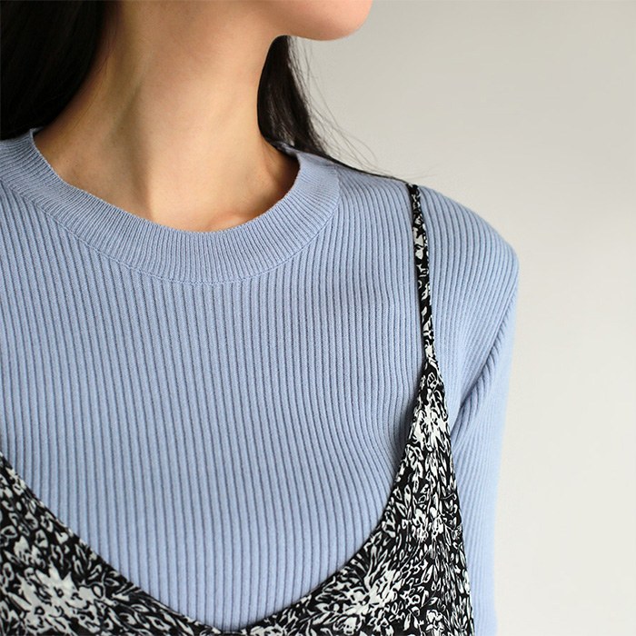 Roundneck Slim Knit Top