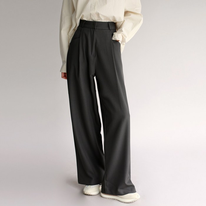 Diagonal pocket slacks