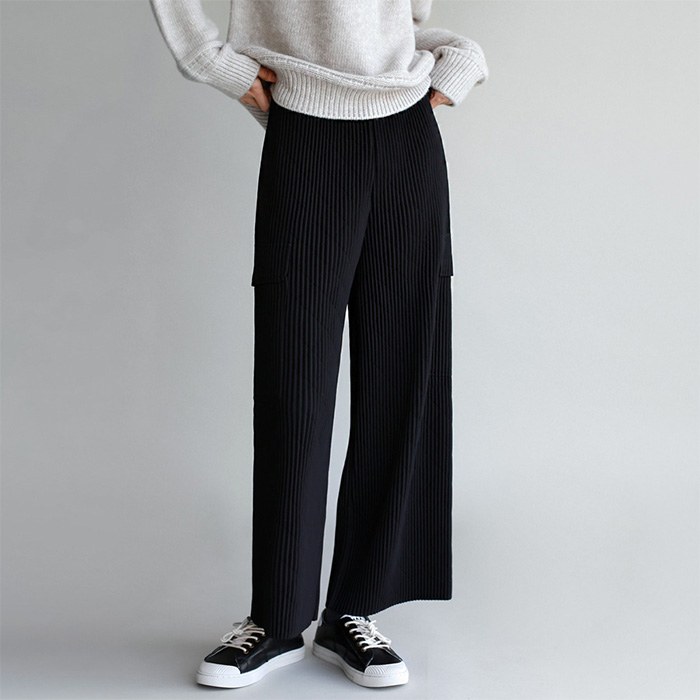 Cargo pocket pleated pants