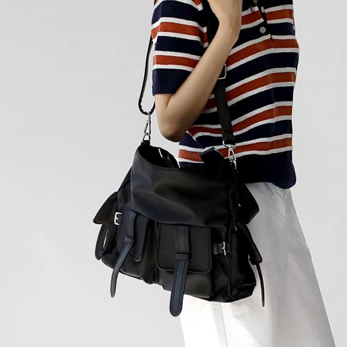 Pocket shoulder bag