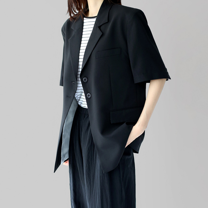 Two-button half-sleeve jacket