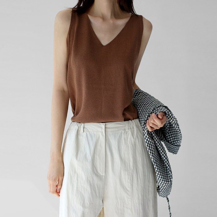 V-neck sleeveless knit top
