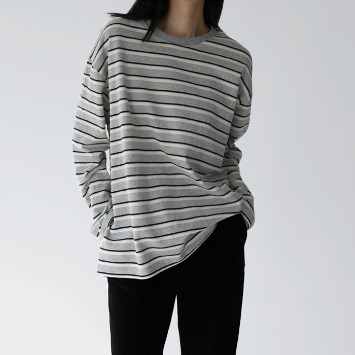 Long slit striped long T-shirt