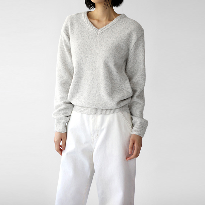 【新品上市，享7%折扣 - 截止至17日上午11点】首款V领针织上衣