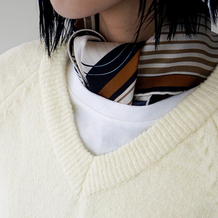 【新品7折优惠 - 截止至28日上午11点】Colon Triangle真丝围巾