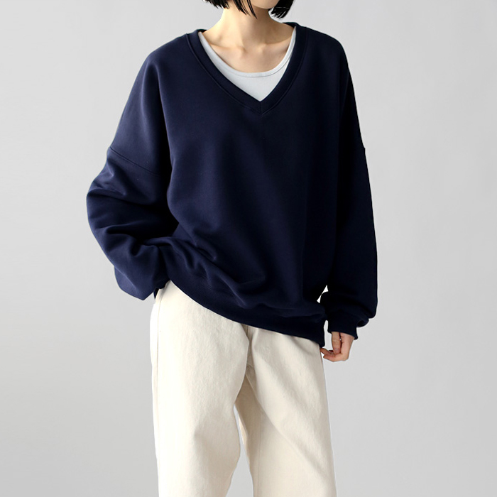 Deep V-neck long man-to-man