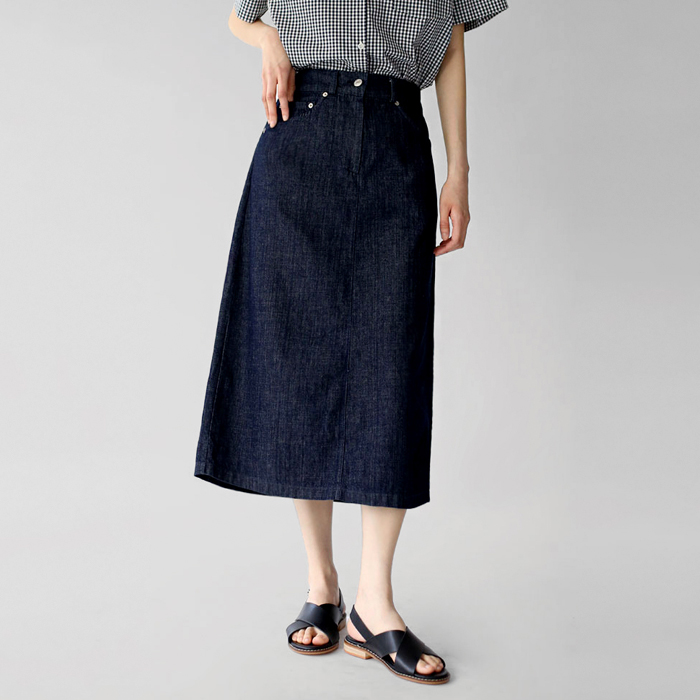 Back banding dark blue denim skirt